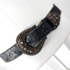 BLINGED OUT, INTAGLIO FLORAL IMPRESSED PATTERN, WESTERN STYLE BELT! SWEET!